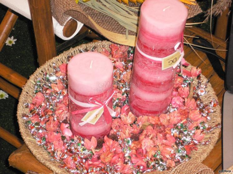 Addobbo floreale con candele per le nozze