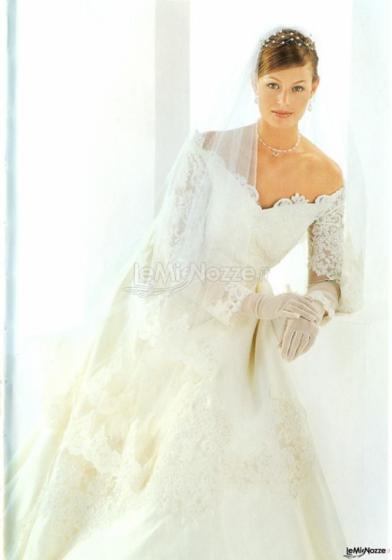 Prezioso abito da sposa con ricami dal grande rigore stilistico