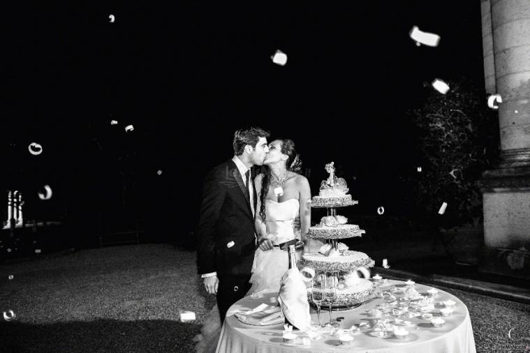 Guglielmo Meucci Fotografo - Bacio con la torta nuziale