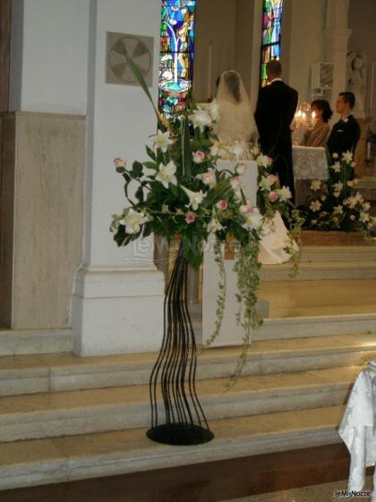 Composizione di calle e rose per il matrimonio in chiesa