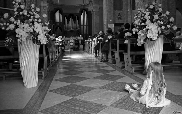 Foto in bianco e nero della chiesa addobbata per il matrimonio