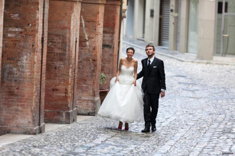 Giorgio Grande - Gli sposi passeggiano in centro