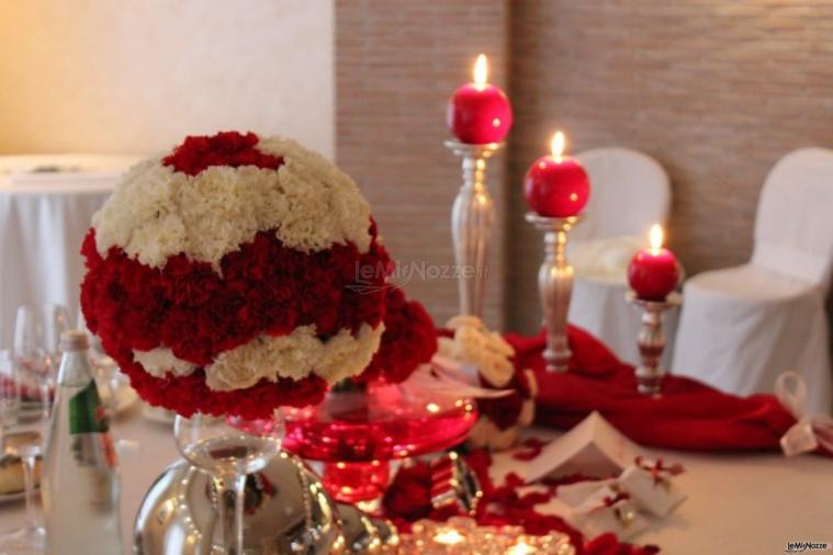 Centrotavola floreale e candele per i tavoli di matrimonio