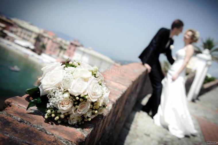 Fotografia degli sposi sul mare