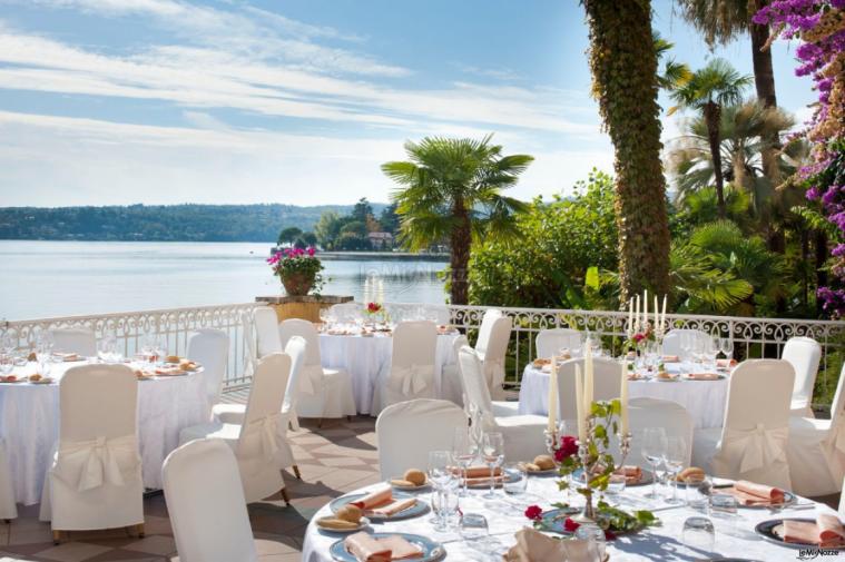 Tavoli allestiti sulla terrazza vista lago per le nozze