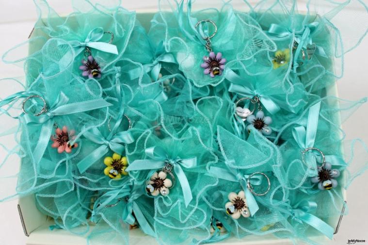 Bomboniere portachiavi fiori con api in vari colori con sacchetti in color Tiffany - Bomboniere Roma Dimmi di Sì