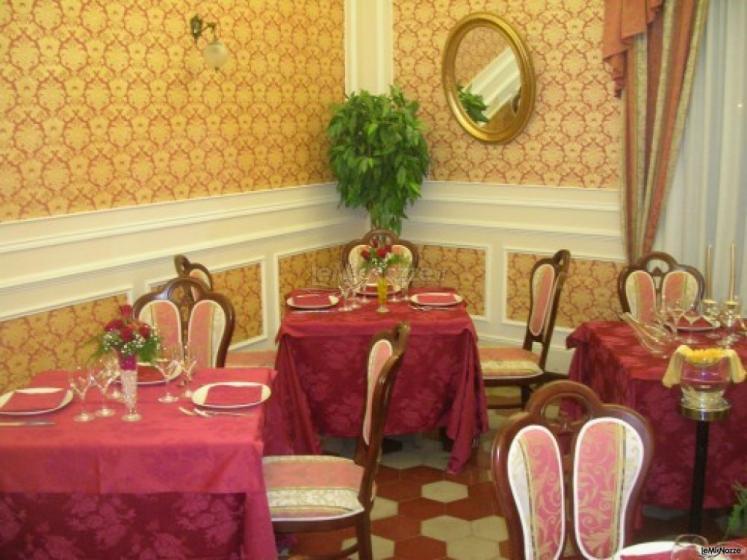 Interno sala rossa in stile barocco presso il ristorante per matrimoni Ristorante Il Portico