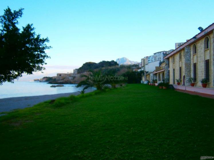 Prato a ridosso del mare dell'Hotel Tonnara Trabia