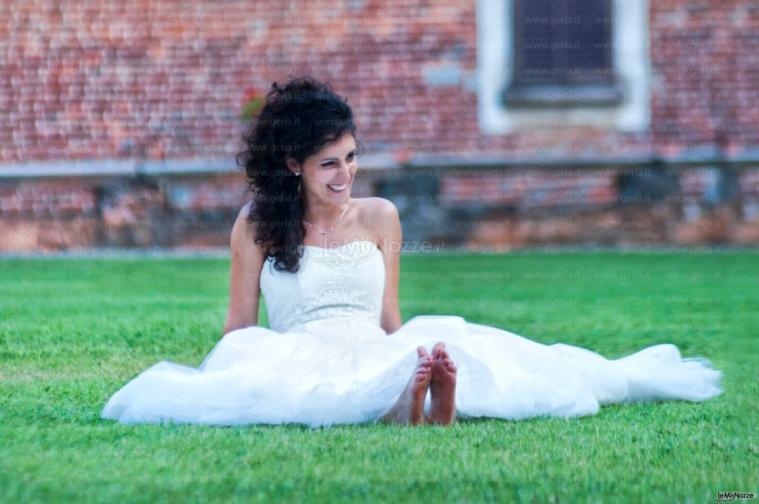 Foto della sposa a piedi nudi sul prato