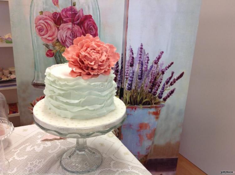 Ruffle cake bianca con fiore rosa