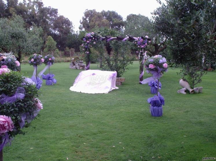 Cerimonia di matrimonio in giardino a Casale Podere Novo