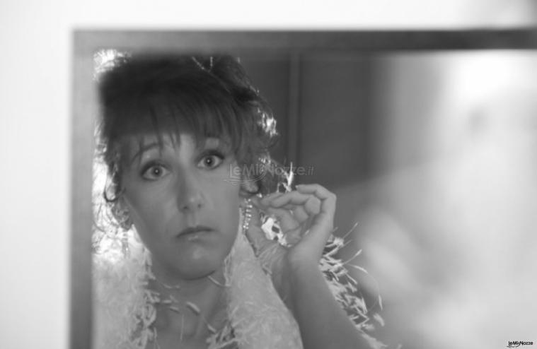 Foto della sposa davanti allo specchio