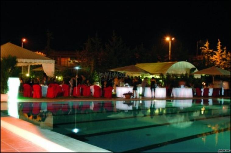 Ricevimento di matrimonio a bordo piscina