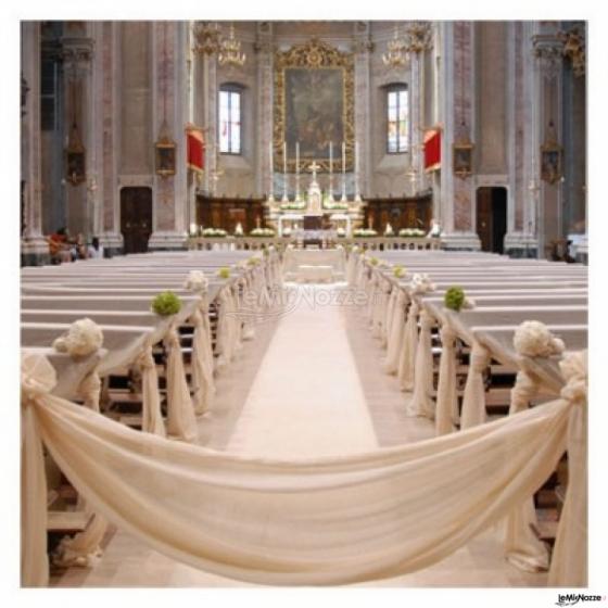 Allestimento della chiesa per la cerimonia di matrimonio