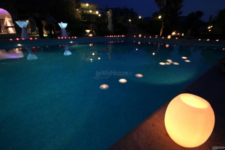 Allestimento con sfere luminose per la piscina della location di nozze