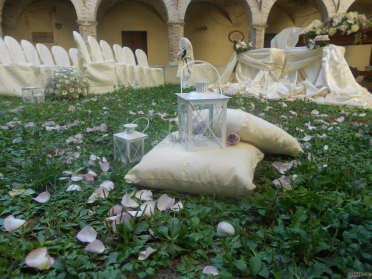 Allestimento con cuscini e lanterne per il matrimonio