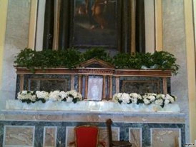 Le Pomelie - Allestimento della chiesa con fiori bianchi per le nozze