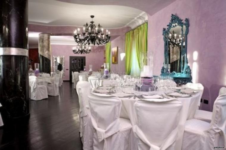 Allestimento della sala per il ricevimento di matrimonio