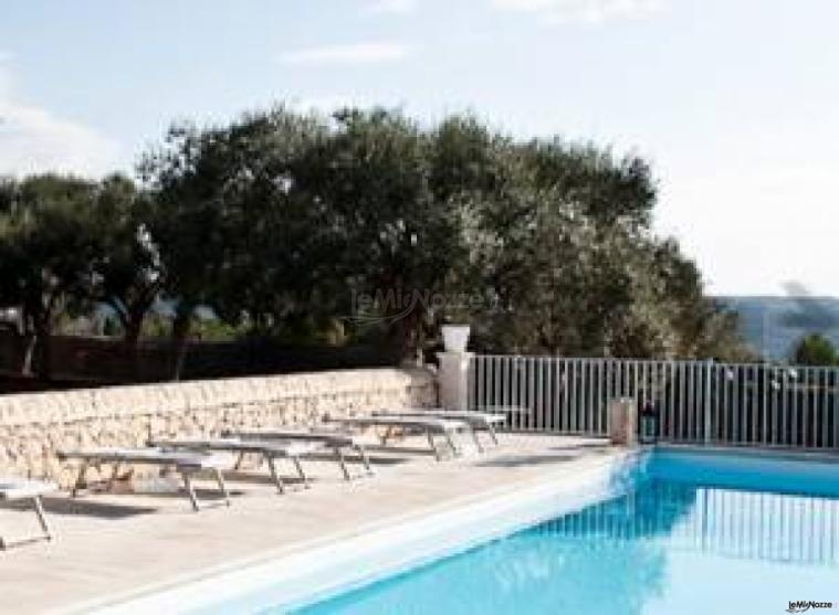 Ampia piscina immersa nel verde presso l'Agriturismo Borgo Alveria