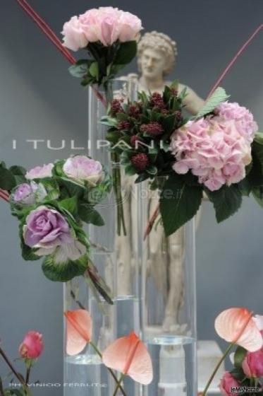 Ortensie, brassica, rose, anthurium su vasi cilindrici per buffet
