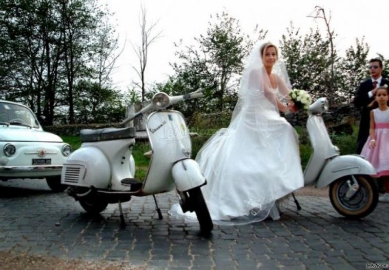 Fotografia della sposa sulla vespa