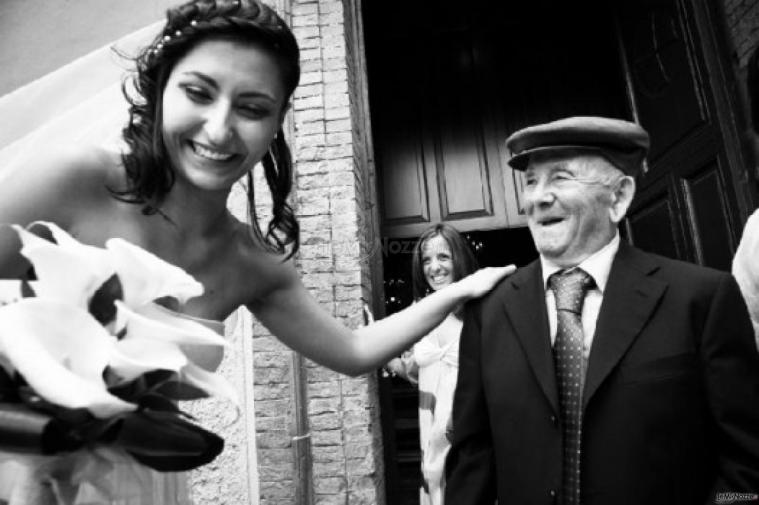 Foto della sposa con il nonno