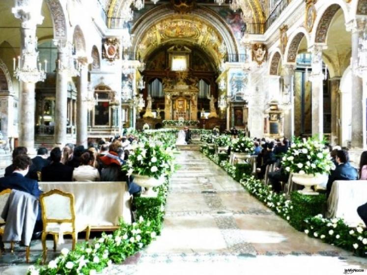 Addobbi floreali in chiesa per il ricevimento di nozze