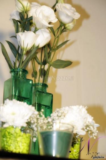 Le Nozze Inn - Allestimento con fiori per il matrimonio bianchi in vasi verdi