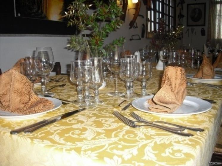 Tavola allestita per ricevimento di matrimonio presso La Rocca Bianca