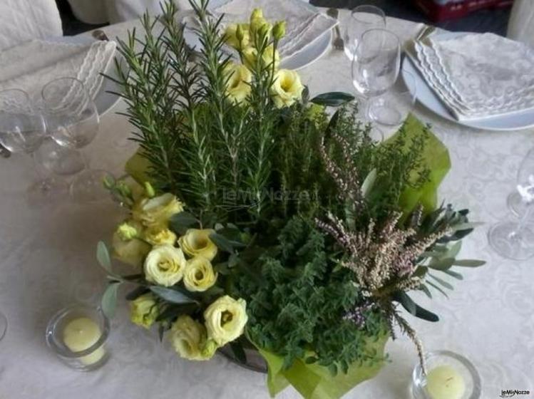 Centrotavola per il matrimonio con piante aromatiche - Fioristi in Albaro