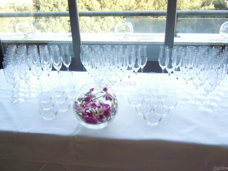 Tavolo allestito per il brindisi agli sposi