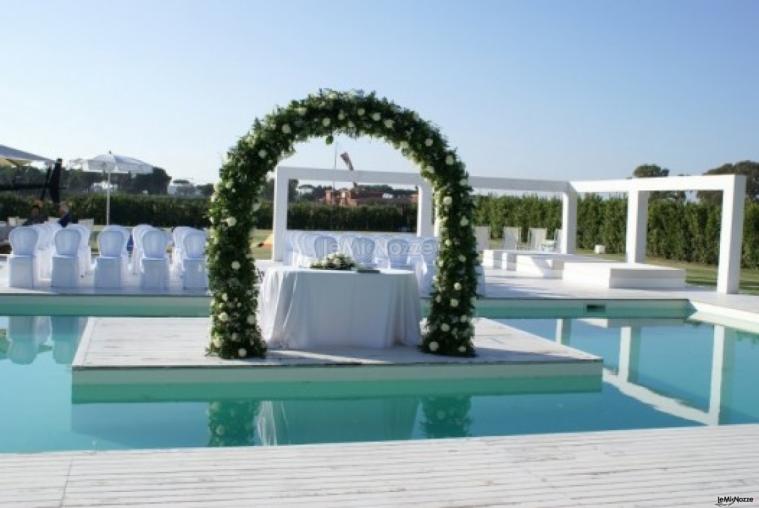 Arco di rose bianche per la cerimonia di nozze in piscina