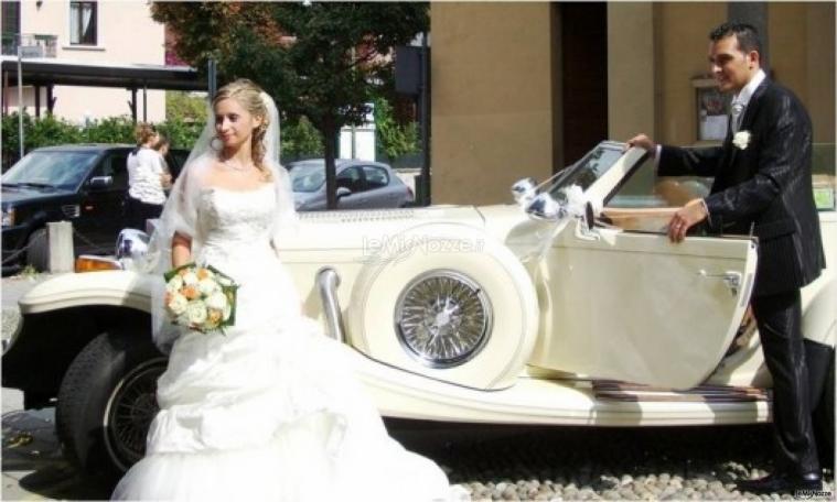 Sposi con la macchina di nozze