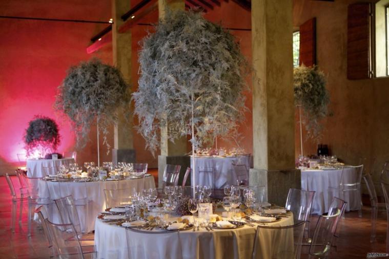 Alzate di foglie bianche per i tavoli di nozze