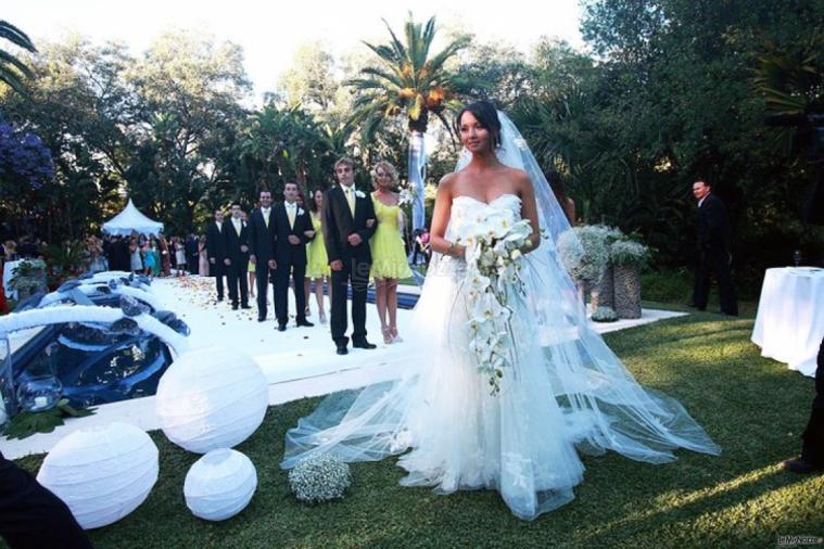 La sposa con il suo bouquet a cascata di orchidee