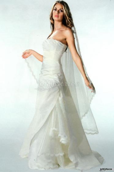 Splendido abito da sposa: semplice, delicato e raffinato