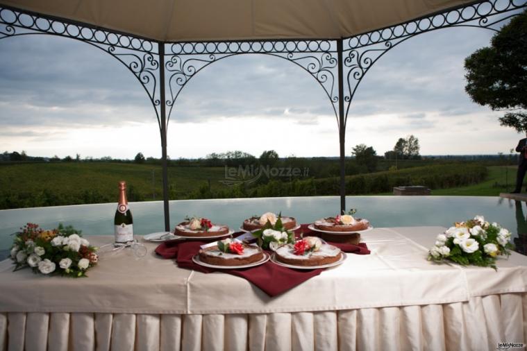 La torta nuziale servita sotto il gazebo in ferro