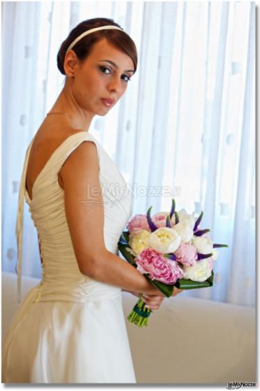 Sposa con bouquet prima della cerimonia