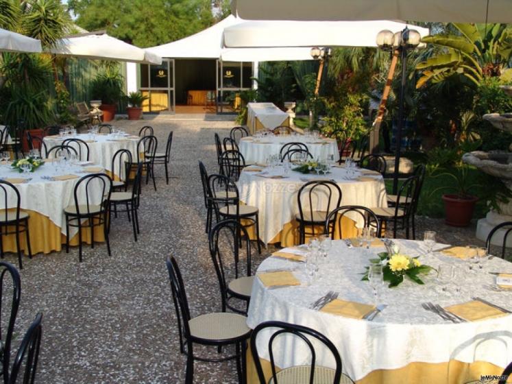Tavoli e gazebi immersi nella natura all'Hotel Villa d'Amato