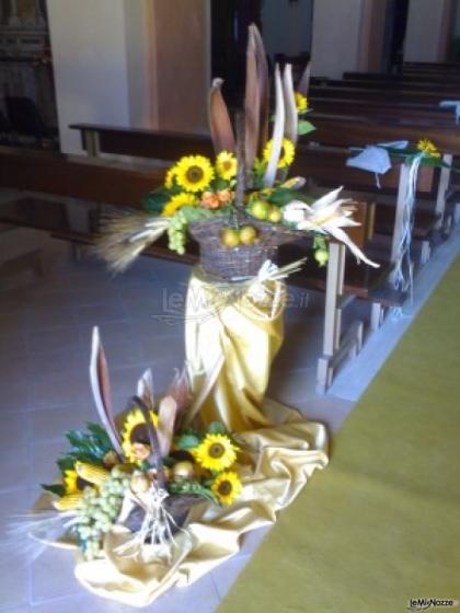 Addobbi floreali di girasoli per il matrimonio in chiesa