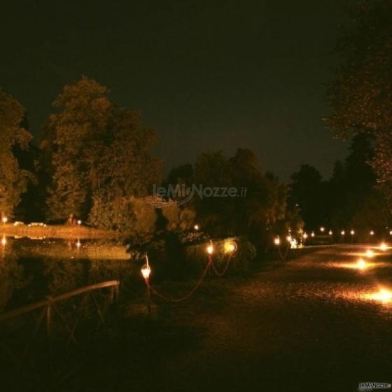 Entrata del castello illuminata per l'arrivo degli invitati al matrimonio