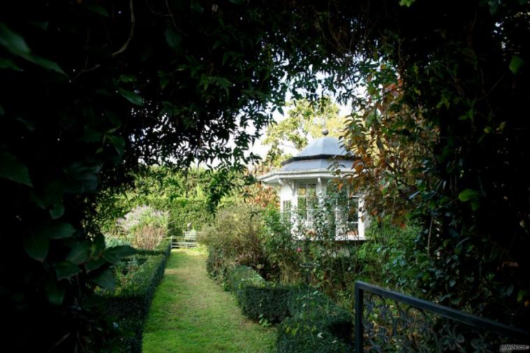 Gazebo romantico nel giardino della villa - AZETA Foto