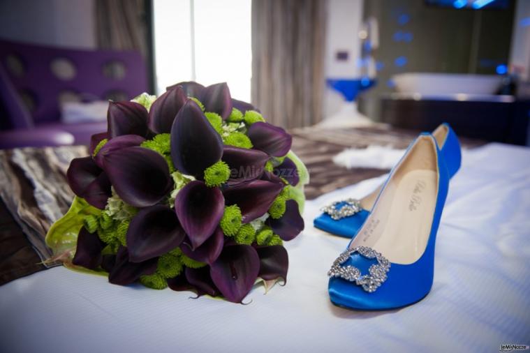 Foto delle scarpe e del bouquet della sposa