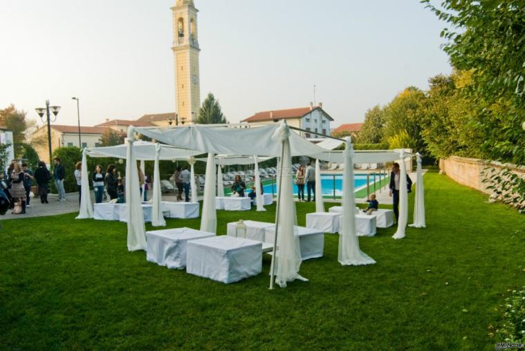 Ristorante Alla Veneziana - Allestimento con gazebo bianchi per il matrimonio in giardino