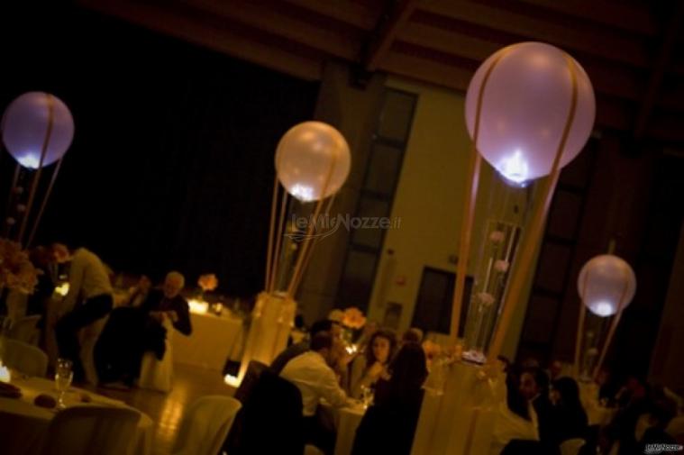 Allestimento con palloncini colorati dei tavoli per il buffet di nozze