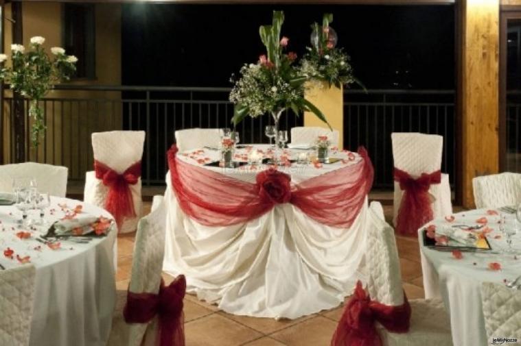 Decorazione con fiocco rosso del tavolo degli sposi