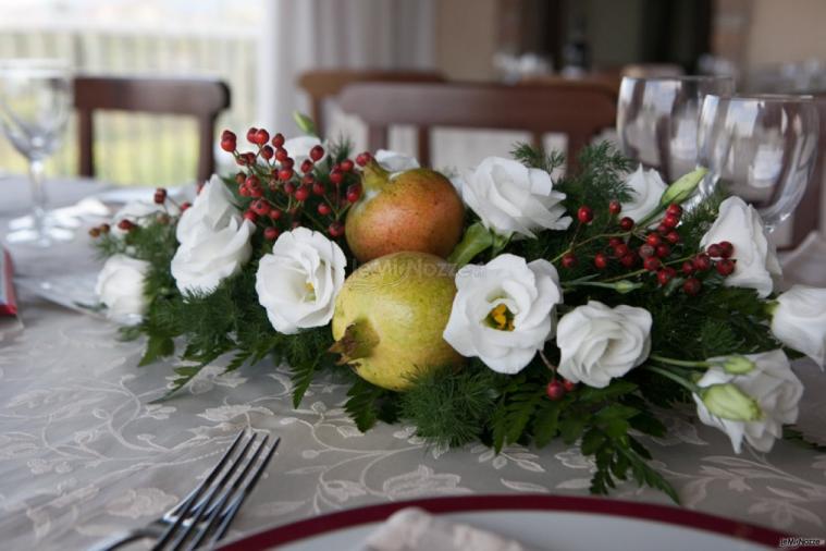 Fiori e melograno per i tavoli di matrimonio