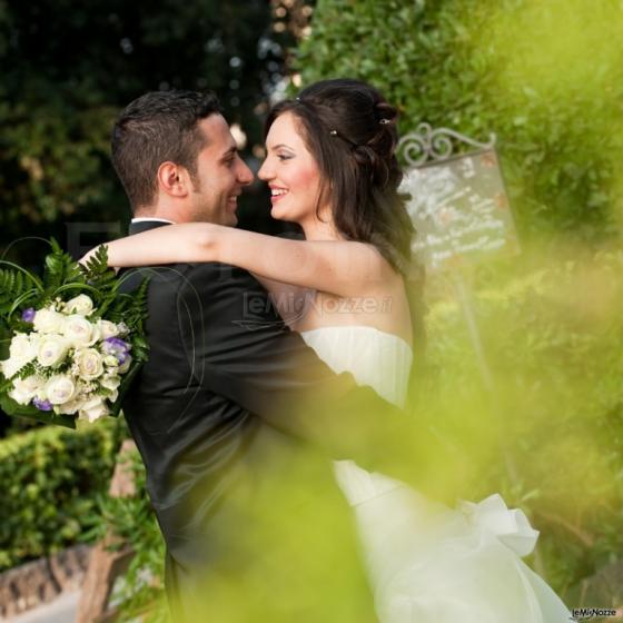 Foto spontanea del bacio degli sposi