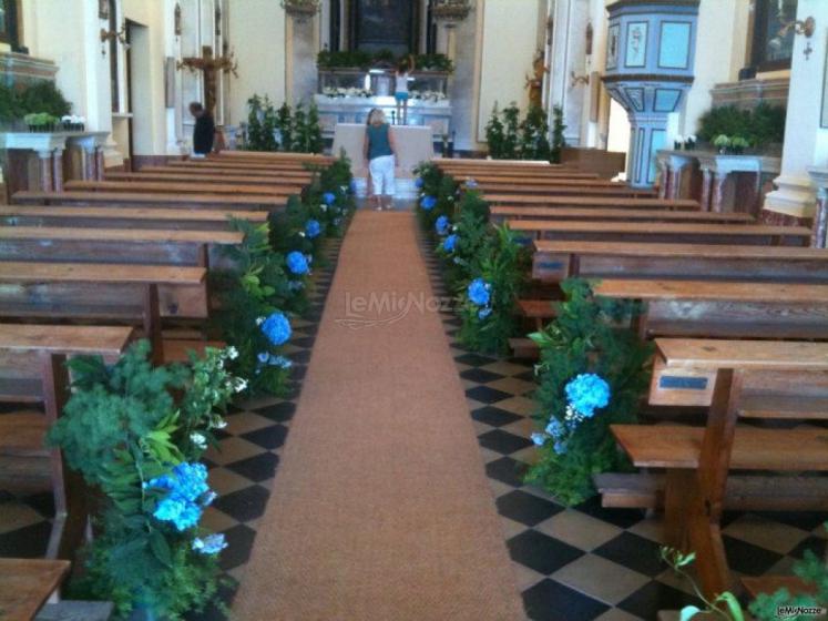 Le Pomelie - Chiesa addobbata con fiori celesti