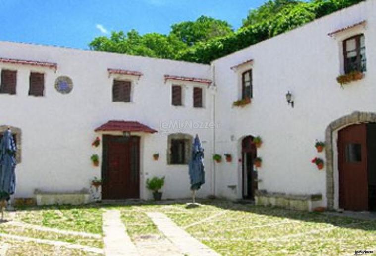 Cortile rustico dell'agriturismo per ricevimento di matrimonio presso Monreale (Palermo)